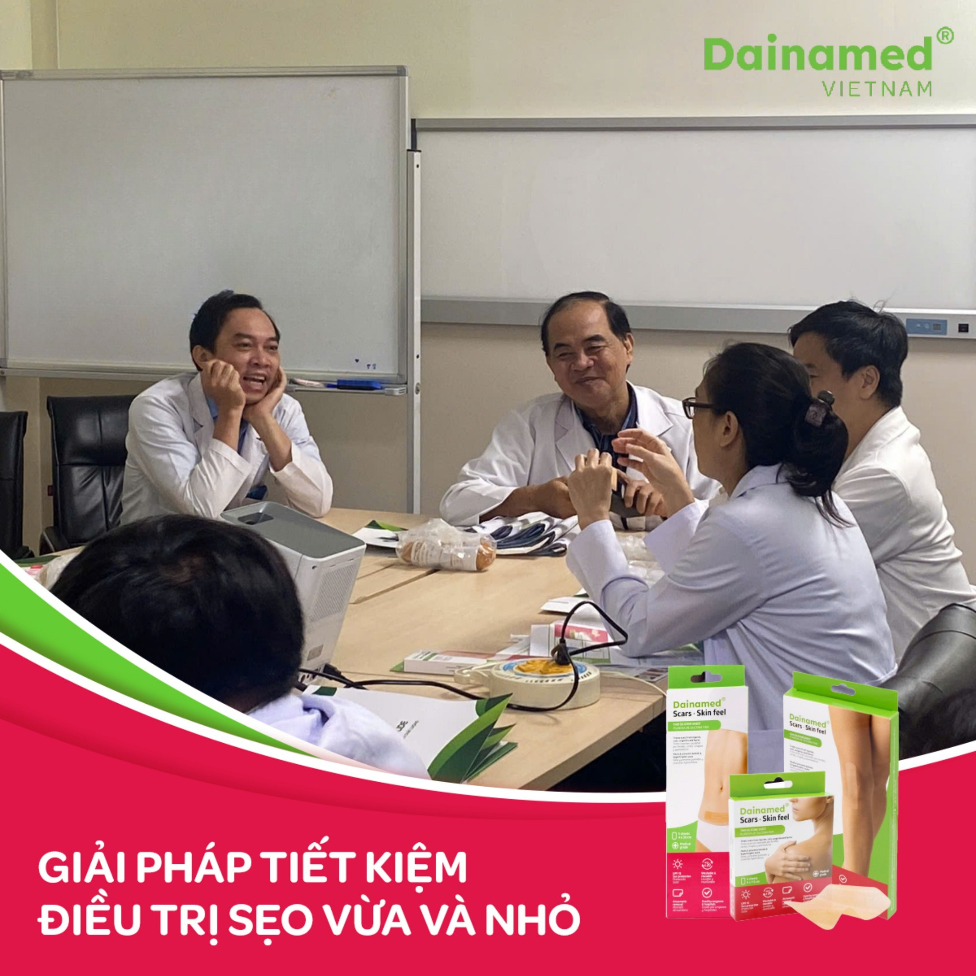Các bác sĩ đang trực tiếp trải nghiệm Miếng dán Silicone ngừa sẹo Dainamed.